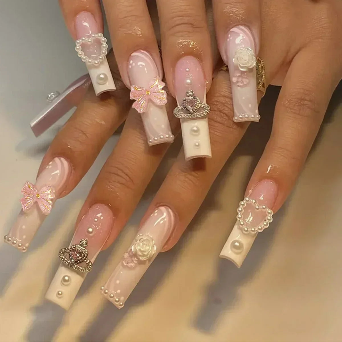 24Pcs Christmas Exclusive False Nails Wearable Long Xmas Style Fake Nails Elk Snowflake Design Full Cover Press on Nail tips